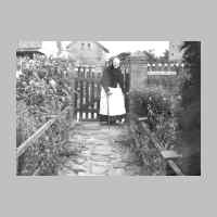 030-0018 Oma Wildies in ihrem Vorgarten.jpg